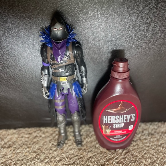 Like new Fornite Raven figurine - Picture 3 of 3